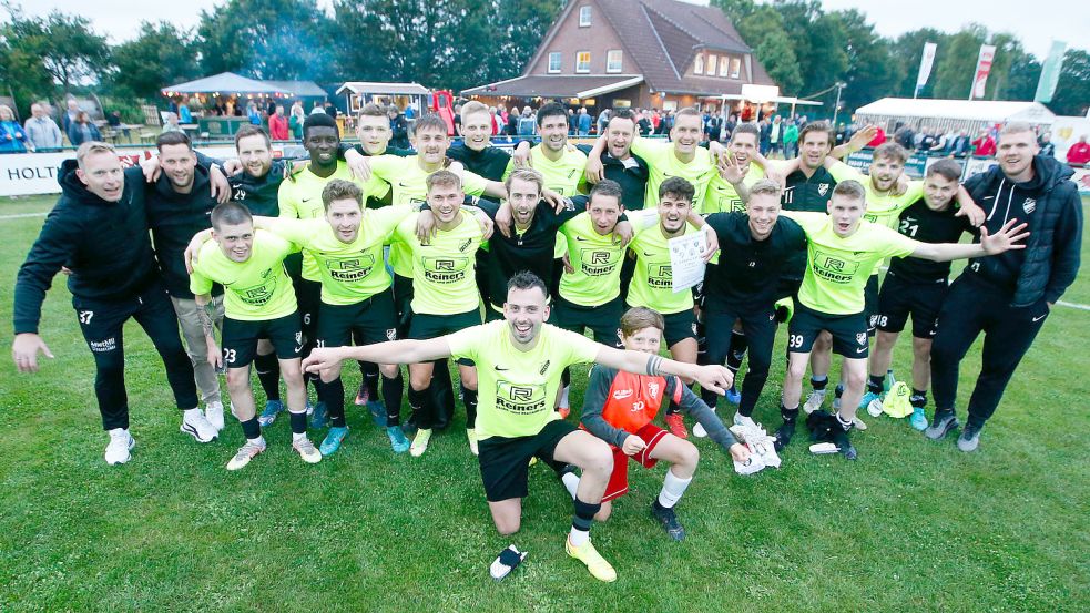 Ein Siegerfoto ohne Pokal – den gab es nämlich nicht. Dafür kassierte Firrel aber eine saftige Geldprämie. Fotos: Doden/Emden