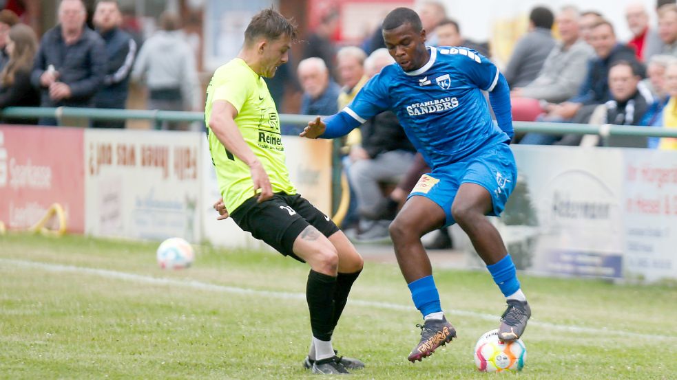 Für Kickers am Ball war auch Testspieler Salem Nouwame – hier im Duell mit Firrels Steef Borgman.