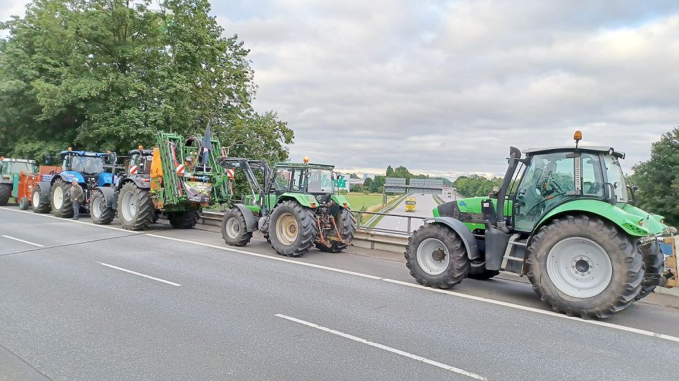 Landwirte haben am Montagabend an der Autobahnauffahrt Brinkum protestiert. Foto: NWM-TV