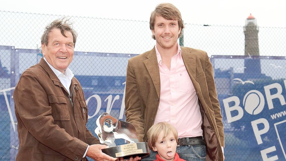 Gerhard Schröder war seit 2011 Schirmherr der Borkum Open. Nun trennte sich Turnierdirektor Christoph Damaske (rechts) vom lange Zeit gerngesehenen Gast und seinem Wanderpokal. Foto: Schmilgeit