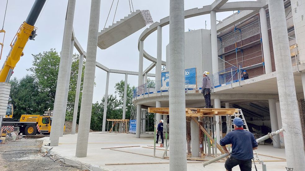 Ein Kran wuchtete Dienstagmorgen das tonnenschwere Treppenteil in die Baustelle des Festspielhauses. Fotos: Hanssen