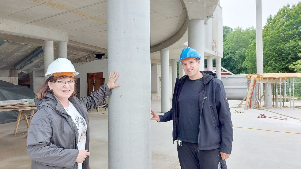 Kerstin Rogge-Mönchmeyer und Stefan Goldenstein vom städtischen Betrieb Kulturevents schwärmten auf der Baustelle des Festspielhauses von den glatten Beton-Säulen.