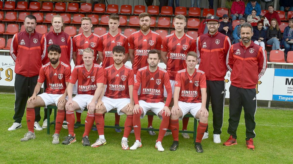 TuRa-Trainer Erhan Colak (stehend rechts) freut sich über folgende Verstärkungen (stehen von links): Co-Trainer Slavko Jonjic, Betreuerin Sarah Hartmann, Julian Jauken, Nico Bohlen, Arlind Jonjic, Marne Stührenberg, Co-Trainer Marcel Hinz, (vorne von links) Mirkan Kurt, Jonte Marks, Zolfaqhar Nazari, Marcel Degner und Jonas Meyer. Es fehlen Nils Marks, Diamant Dreshaj und Mike Laaken. Foto: Damm