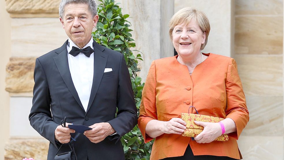 Bundeskanzlerin Angela Merkel (CDU) und ihr Mann Joachim Sauer beim Start der Richard-Wagner-Festspiele in Bayreuth – und bald auch in Aurich. Foto: Karmann/dpa