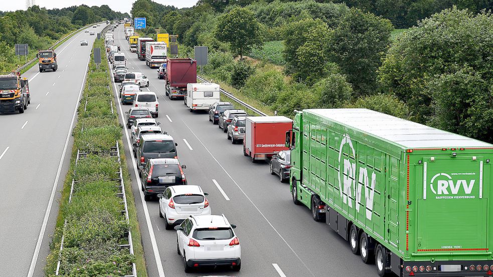 Wegen des Unfalls bildete sich ein langer Stau vor der Abfahrt Leer-Ost. Foto: Stromann