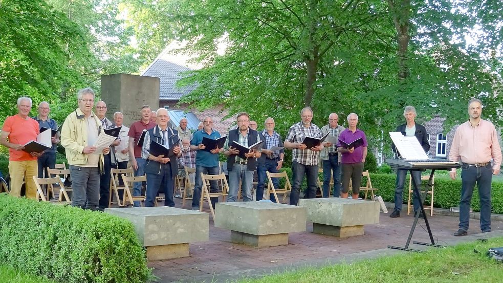 Nur noch selten sind Männerchöre so gut mit Stimmen bestückt wie hier der MGV „Feierabend“ Klein Remels von 1928. Viele Männergesangvereine stehen bereits vor dem Aus. Foto: privat