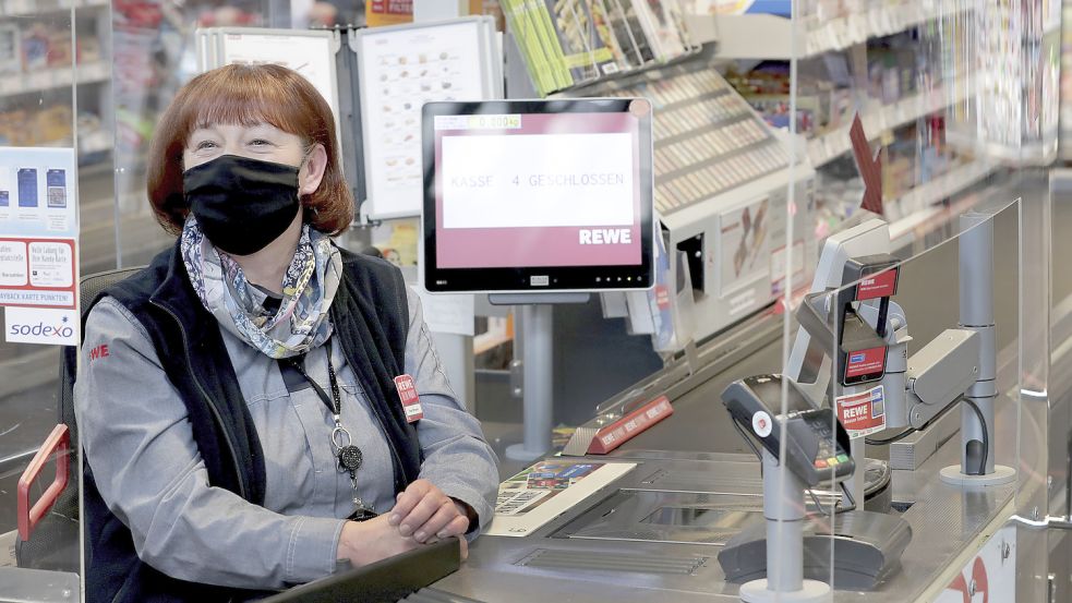 Rewe-Supermarkt: Nicht alle Mitarbeiter werden nach Tarif bezahlt. Foto: Michael Sohn/dpa