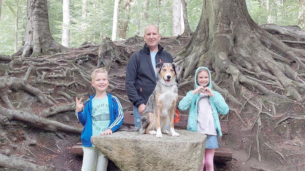 Holger mit seinen Kindern Silas (8) und Romy (10) sowie Hündin Emma. Foto: privat/Leukin