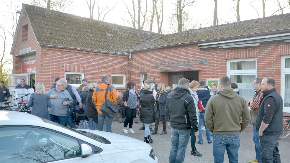 Als der Krummhörner Infrastruktur- und Planungsausschusses im Mai beim Dorfgemeinschaftshaus in Woltzeten tagte, sah die Lage noch anders aus. Archivfoto: Hillebrand
