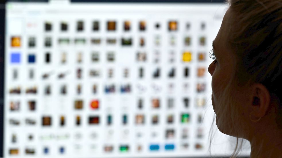 Polizisten, die haufenweise kinderpornografisches Material sichten beziehungsweise regelmäßig an Leichenschauen teilnehmen müssen, sollen in Niedersachsen künftig vier Tage Sonderurlaub erhalten. Foto: Arne Dedert/dpa