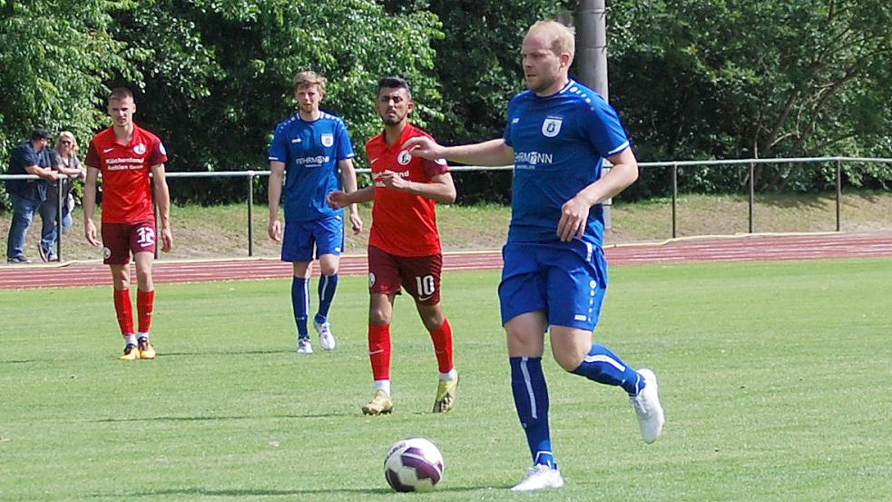 Blau-Weiß Papenburg, am Ball Ole Eucken, bestreitet fünf Tests in elf Tagen. Foto: Reemts