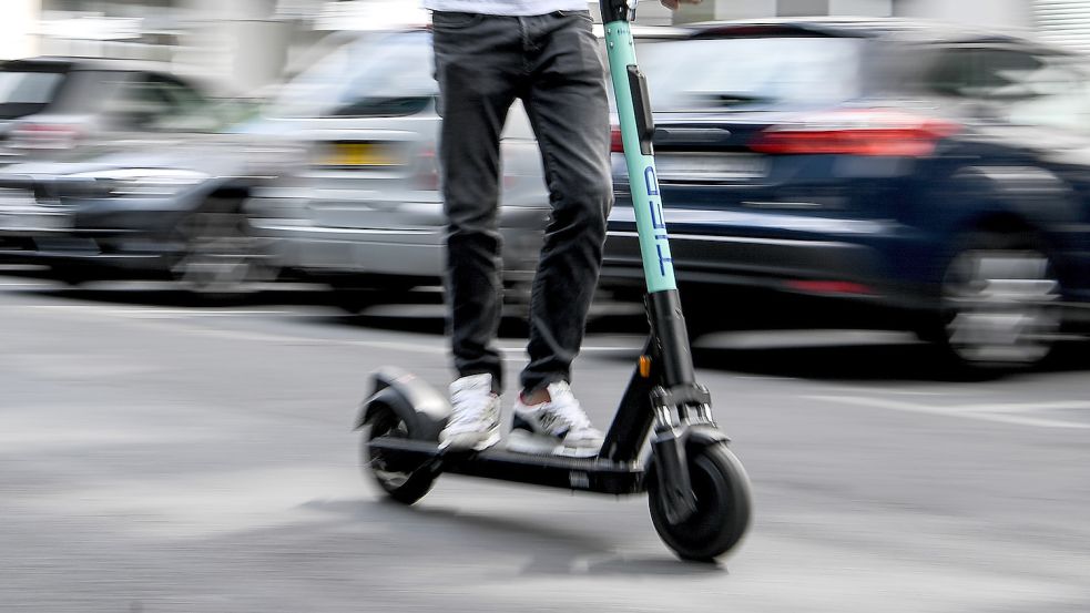 Insbesondere in den ostfriesischen Innenstädten sieht man mittlerweile vermehrt E-Scooter. Symbolfoto: Britta Pedersen/dpa