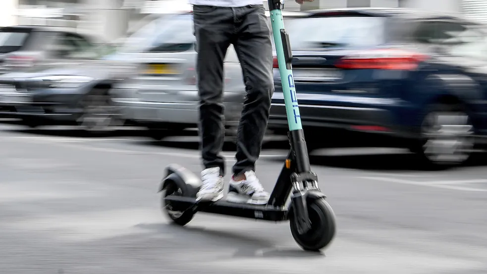 Insbesondere in den ostfriesischen Innenstädten sieht man mittlerweile vermehrt E-Scooter. Symbolfoto: Britta Pedersen/dpa