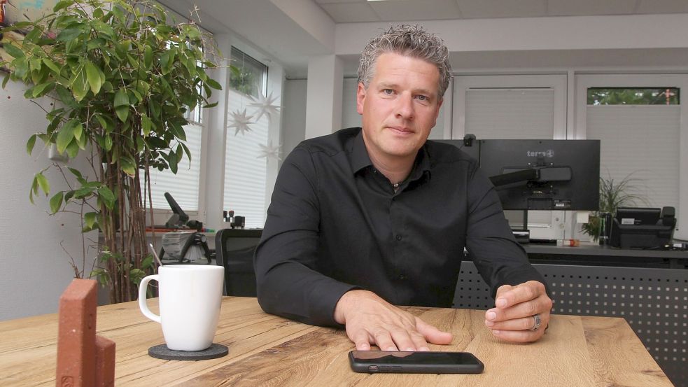 Olaf Neumann, Geschäftsführer der Gewoba Emden, sitzt in seinem Büro im Verwaltungsgebäude an der Bonnesse. Foto: Päschel