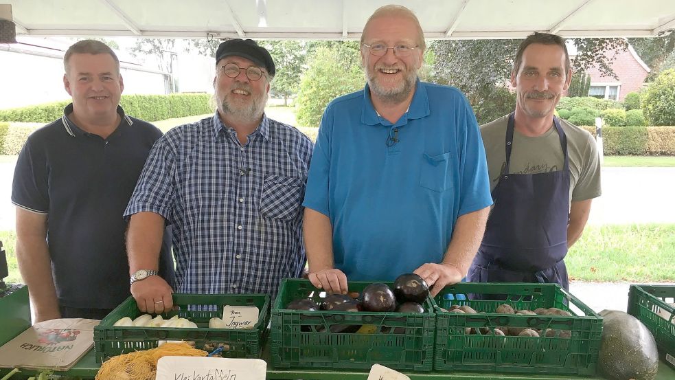 Das Wochenmarkt-Team: (von links) Dieter Münkewarf, Andreas Kühn, Alfred Iken und Thorsten Lucas. Foto: Ahrends