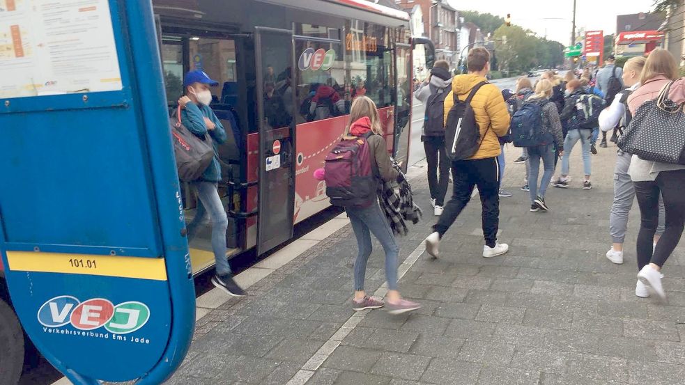 Schüler aus dem Kreis Aurich können künftig mit dem Bus quer durch Ostfriesland statt nur von zu Hause zur Schule fahren. Foto: Archiv