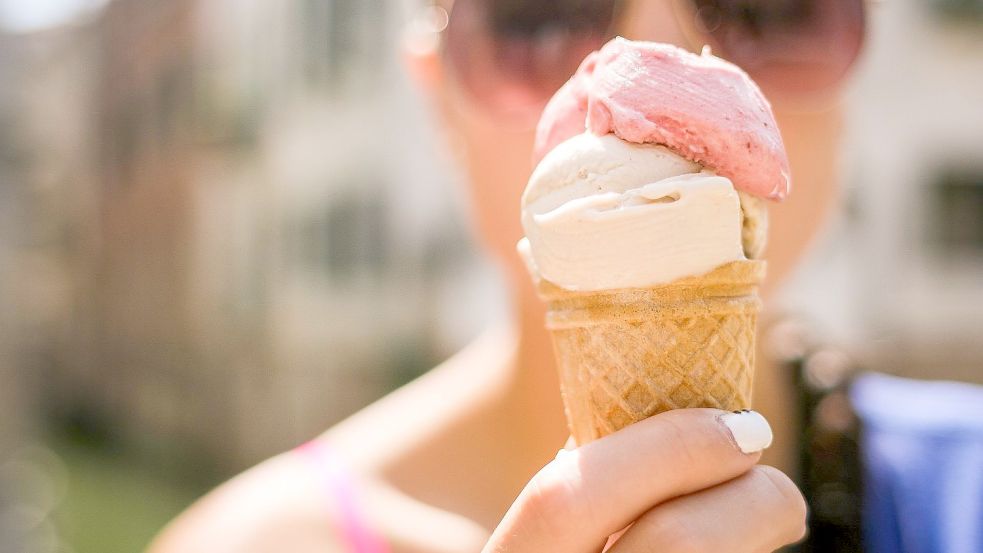 Wenn es draußen heiß ist, mögen es viele gerne eiskalt: Dabei ist dies nicht immer die richtige Wahl. Foto: dpa