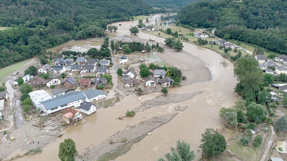 15. Juli 2021, Rheinland-Pfalz, Insul: Eine Luftaufnahme des Dorfes Insul zeigt das Ausmaß der Flutzerstörungen am 14. und 15. Juli 2021 an der Ahr. Foto: Boris Roessler/dpa