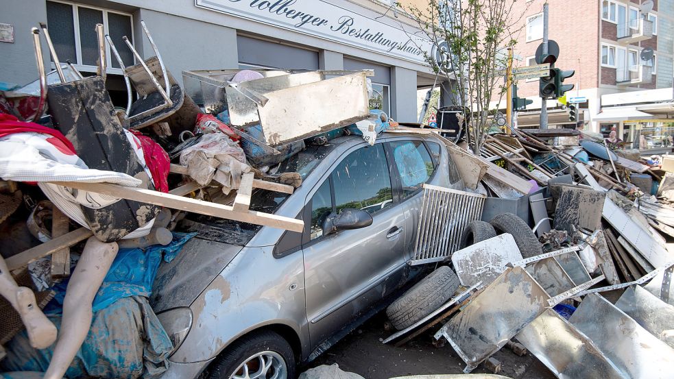 Ein Auto liegt nach dem Hochwasser im Juli 2021 unter Trümmern in Stolberg. Das Wasser hat in der Stadt große Schäden angerichtet. Foto: Marius Becker/dpa