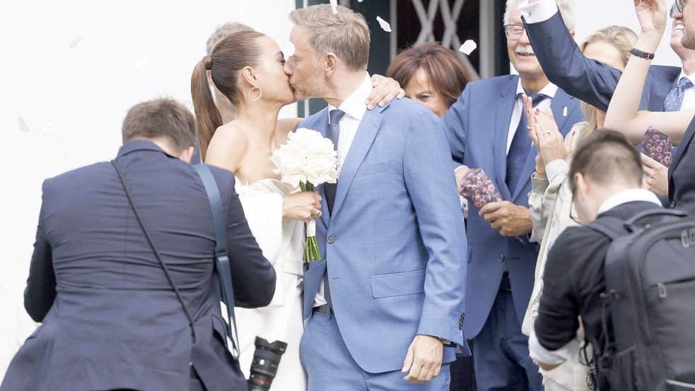 Brautpaar Christian Lindner und Franca Lehfehldt vor der Kirche auf Sylt: „Es gibt ein Mehr, das über uns beide und unser gemeinsames Leben hinausweist.“ Foto: Marcus Dewanger