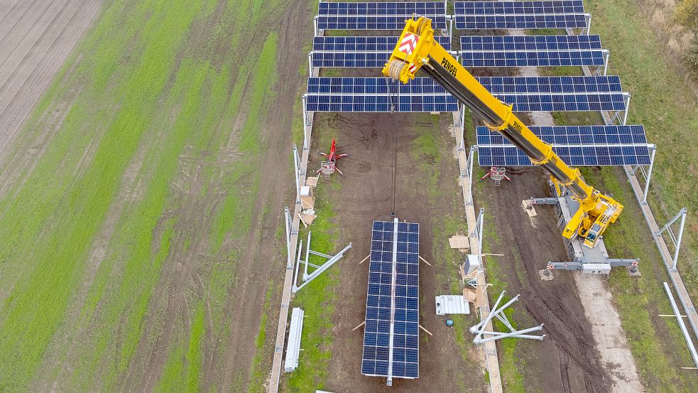 In Lüchow-Dannenberg wurde Ende des vergangenen Jahres eine Photovoltaik-Anlage auf einem Feld errichtet, die die Bewirtschaftung des Feldes nicht ausschließt. Wäre so etwas auch in Leer möglich? Foto: Schulze/dpa