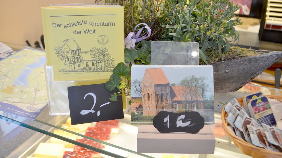 Der Bäcker gegenüber der Kirche verkauft eine Postkarte und ein Infoblatt zum schiefsten Turm der Welt. Foto: Hoppe