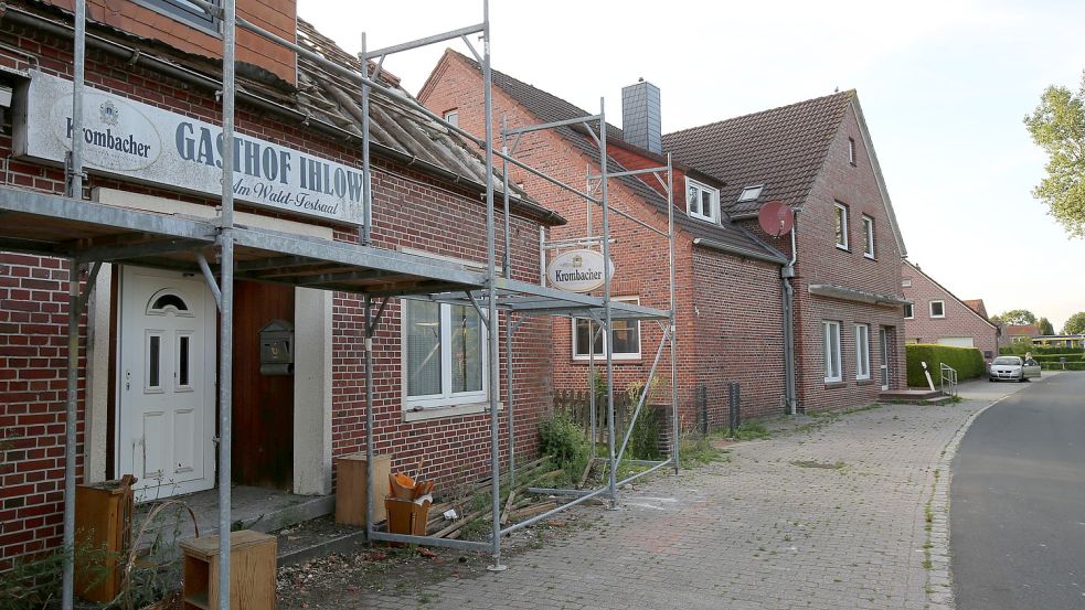 Das Haus hinter der ehemaligen Gaststätte an der Alten Wieke 56 sollte für das Baugebiet abgerissen werden – die Bewohner erfuhren das in der Sitzung des Ortsrates. Foto: Böning