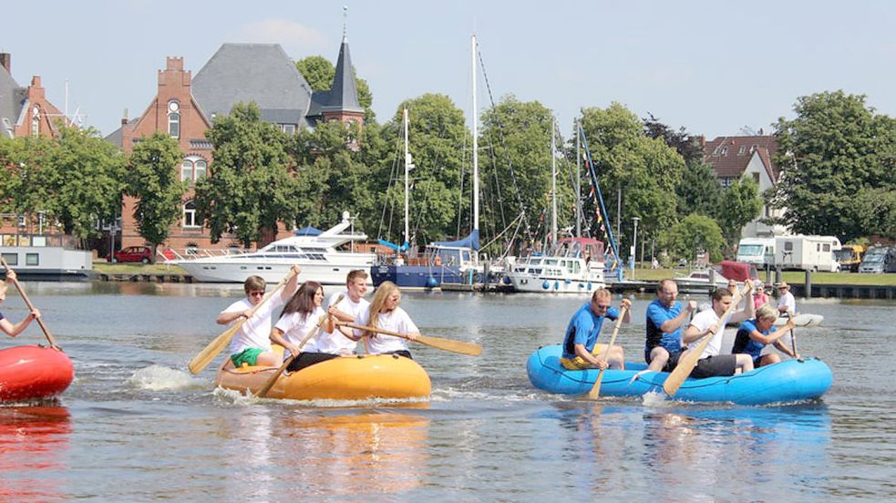 Schon zu früheren Zeiten gab es beim Delftfest Wettbewerbe auf dem Wasser, etwa das Schlauchbootrennen. Foto: Archiv