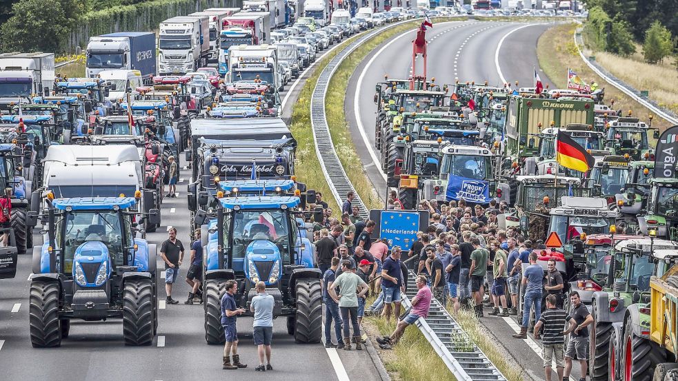 Bauern haben bei einer Protestaktion auf der Autobahn ein Schild von der niederländisch-deutschen Grenze entfernt. Foto: Jannink/ANP/dpa
