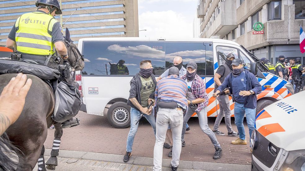 Polizisten nehmen bei einem Bauernprotest in den Niederlanden einen Demonstranten fest. Die Solidaritätsbekundungen diesseits der Grenze bleiben friedlich. Foto: Van Lieshout/ANP/dpa