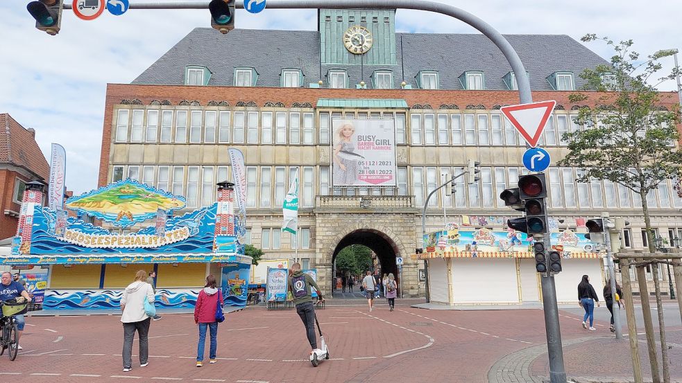 Die Verkaufsbuden standen Donnerstagabend schon, die Straße war gesperrt. Fotos: Hanssen