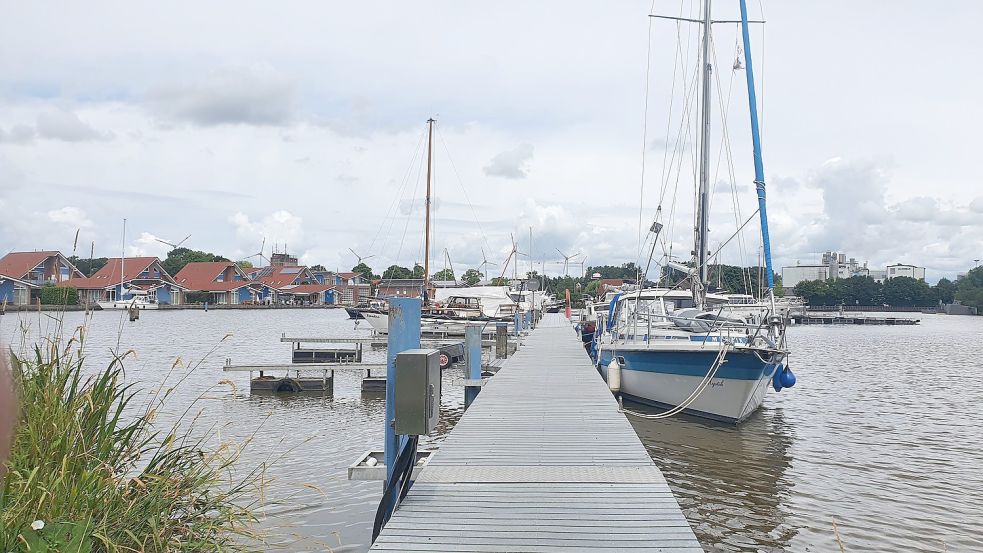 Um zu ihren Liegeplätzen zu kommen brauchen die Bootseigentümer immer genug Wasser unterm Kiel. Durch den vielen Schlick im Hafenbecken ist das nicht immer gewährleistet. Etliche Boote saßen schon in der dicken Schlickschicht fest. Foto: Gettkowski