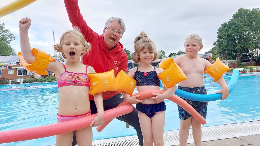 Wenn man Schwimmflügel unterstützend einsetzt, können sie nützlich sein. Im Emder Van-Ameren-Bad finden derzeit Schwimmkurse für Kinder damit statt. Bademeisterin und Schwimmlehrerin Inge Lübben gibt den Ton an. Foto: Hanssen