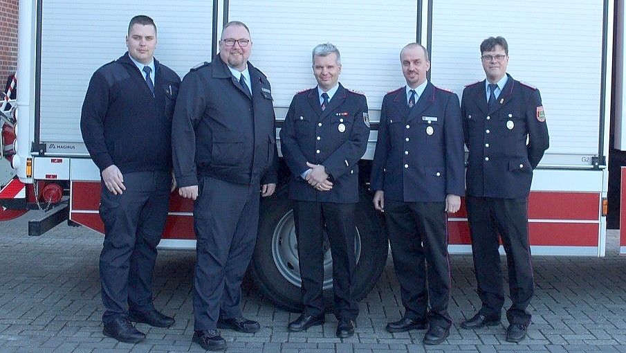 Mathias Uden (2. von rechts) ist der neue Ortsbrandmeister von Krummhörn-Mitte. Das Bild zeigt ihn hier zusammen mit dem stellvertretenden Gemeindebrandmeister Michael Siebelds (von links), Gemeindebrandmeister Jan-Jürgen Lüpkes und den beiden stellvertretenden Ortsbrandmeistern von Krummhörn-Mitte, Rudolf Peters und Rolf Conrads. Foto: privat