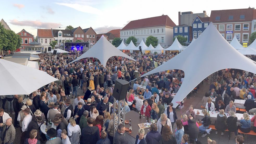 Rappelvoll war der Auricher Marktplatz am Sonnabend beim Weinfest-Comeback nach zwei Jahren Pause. Foto: Schönig