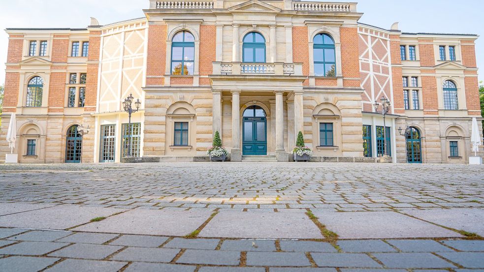 Im Sonnenschein: Das Bayreuther Festspielhaus. Doch wie ist es um die Zukunft bestellt? Foto: Nicolas Armer