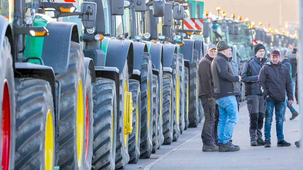 Rollen bald wieder die Trecker? In der Landwirtschaft brodelt es, wie Vertreter von Bauernorganisationen sagen. Der Unmut unter Landwirten ist aus unterschiedlichen Gründen groß. Foto: Jens Büttner/dpa