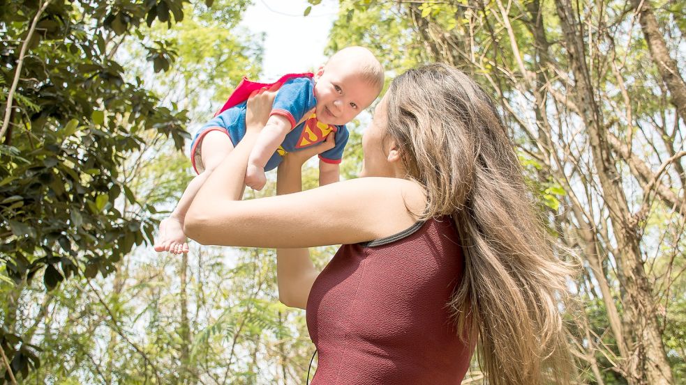 Vor allem Babys leiden stark unter der extremen Hitze. Foto: Unsplash / Valeria Zoncoll