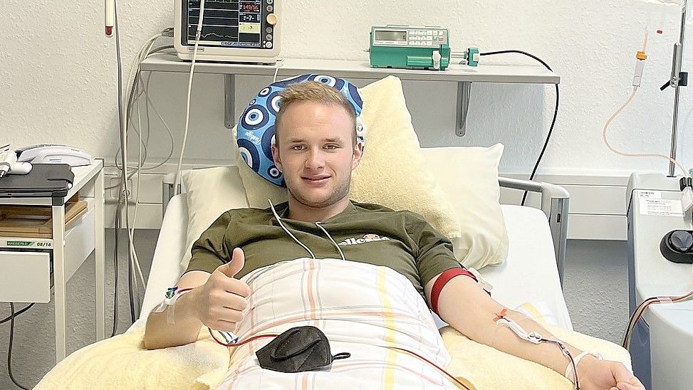 Lukas Gronewold bei seiner Stammzellenspende in einem Bremer Krankenhaus. Foto: privat