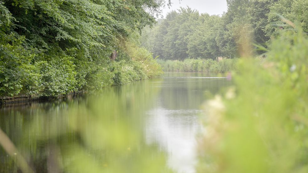 Von Emden bis Wilhelmshaven schlängelt sich der Ems-Jade-Kanal durch die ostfriesische Landschaft. Foto: Ortgies