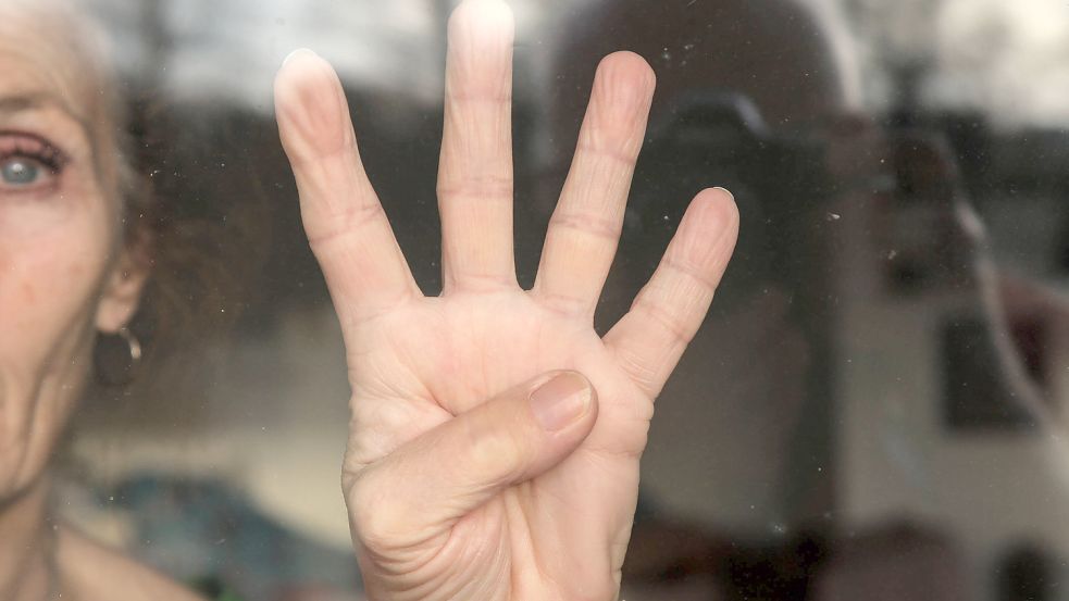 Hilferuf per Handzeichen: Den Daumen einklappen und dann mit der Hand umschließen - das ist das internationale Hilfezeichen für häusliche Gewalt. Foto: imago images/ Rolf Kremming