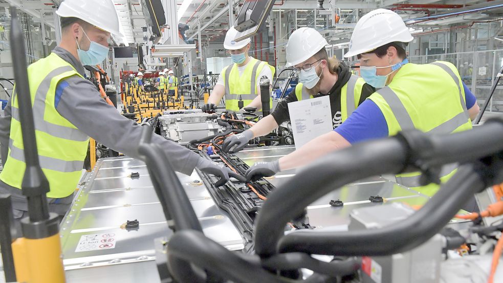 Im Emder VW-Werk ist die Serienproduktion von batterie-elektrischen Autos inzwischen angelaufen. Foto: Ortgies/Archiv