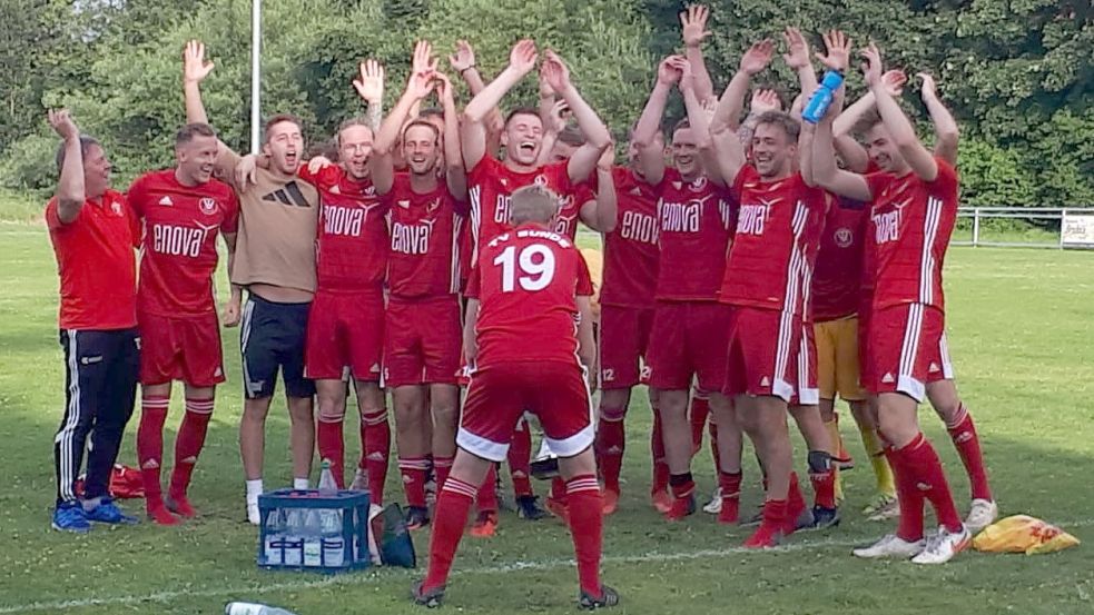 TV-Kapitän Thomas Girod durfte nach dem Finalsieg den Pokal in die Höhe recken. Foto: BSV Bingum