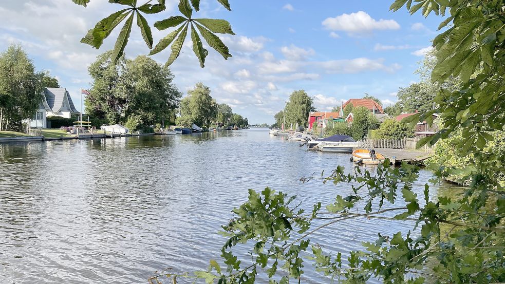 Bullerbü-Idylle in Ostfriesland: Am Kurzen Tief, das Emden mit dem Kleinen Meer verbindet, liegen begehrte Grundstücke. Foto: Päschel
