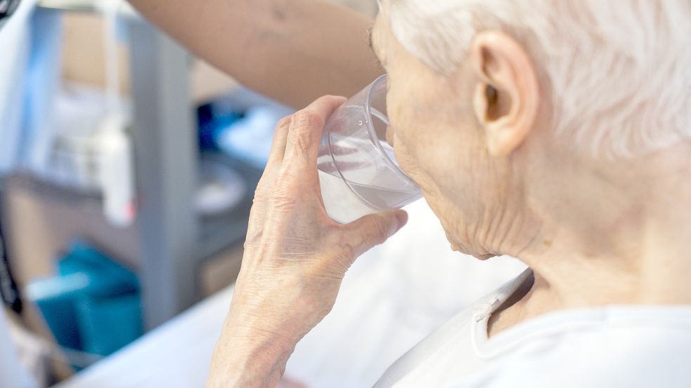 Angesichts der Hitzewelle hat Patientenschützer Eugen Brysch den Kommunen und Ländern Untätigkeit vorgeworfen und fordert milliardenschwere Investitionen in Alten- und Pflegeheime. Foto: dpa (Symbolbild)