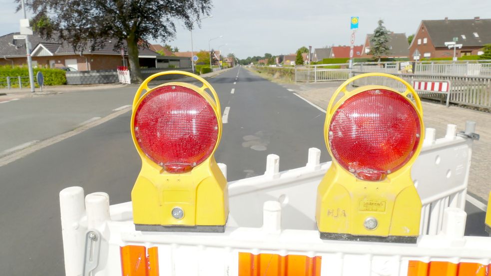Am Rajen in Rhauderfehn sollen die Fahrbahndecke und der Radweg erneuert sowie die Böschung am Kanal gesichert werden. Am Montag sollten die Arbeiten anfangen - doch man sah noch nichts. Fotos: Wieking