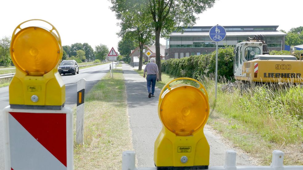Die Baufahrzeuge der Firma Jansen aus Aschendorf stehen an der Russenstraße. Die Baurbeiten hatten am Montag noch nicht begonnen.