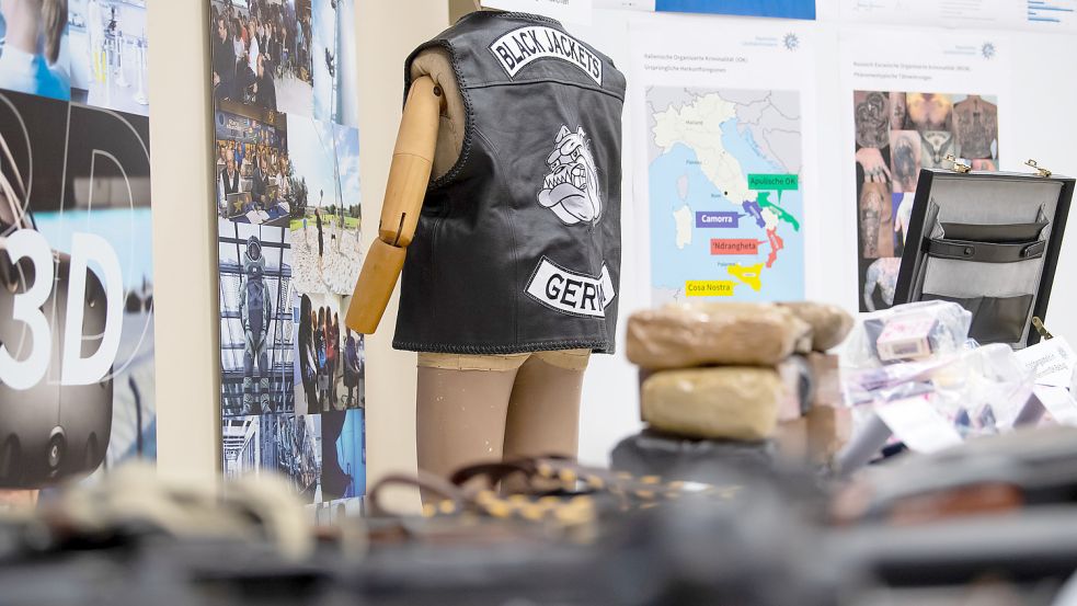 Andernorts, hier in Bayern bei einer Pressekonferenz des Landeskriminalamtes, sind die Black Jackets schon durch kriminelle Machenschaften aufgefallen. In Emden hat sich jetzt ein Chapter der Gruppe gegründet, welches aber noch nicht weiter aufgefallen ist. DPA-Foto: Hoppe