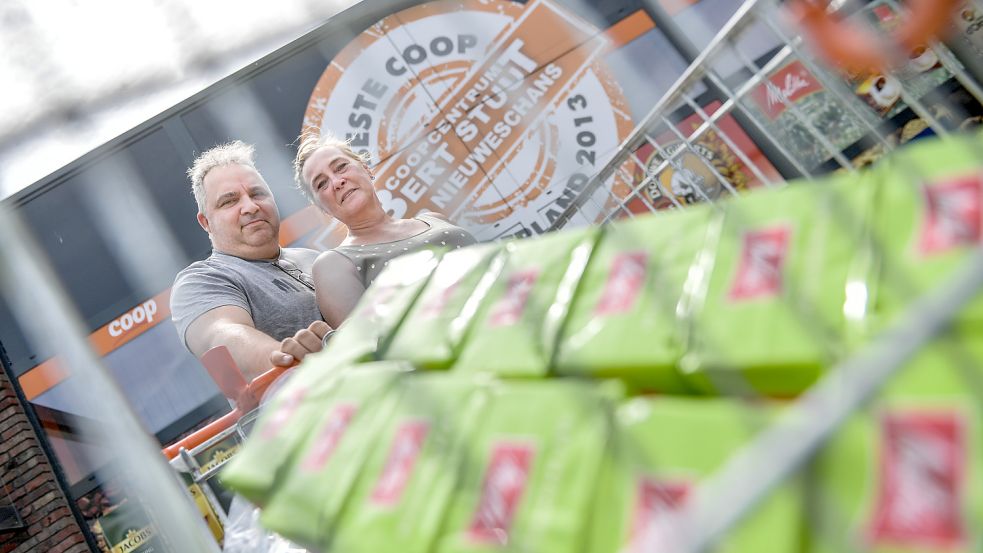 Christoph und Marijke Meyer aus Delmenhorst haben gleich eine große Menge Kaffee gekauft. Diesen Spar-Tipp kennen viele. Foto: Ortgies