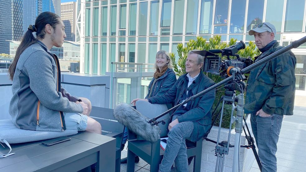 Angela Andersen und Claus Kleber im Gespräch mit Han Zhang. Aus seiner Zusammenarbeit mit Elon Musk weiß er, wie künftig Gehirne und Computer miteinander vernetzt werden sollen. Foto: ZDF/Alexander Pohl